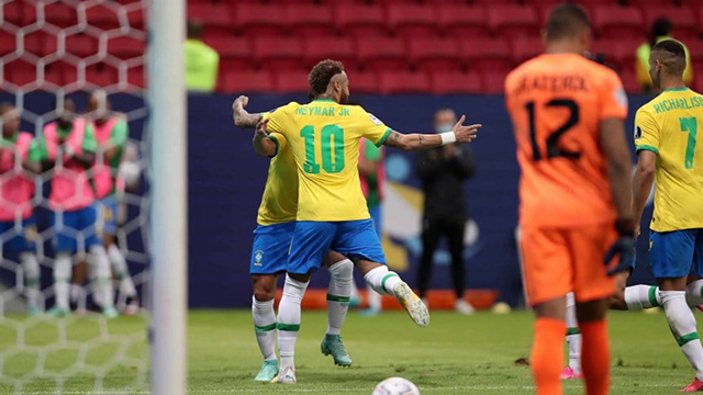 Brasil goleó a Venezuela en el inicio de la Copa.