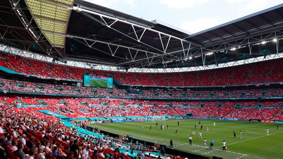 Un hincha se cayó de una tribuna de Wembley y está grave.