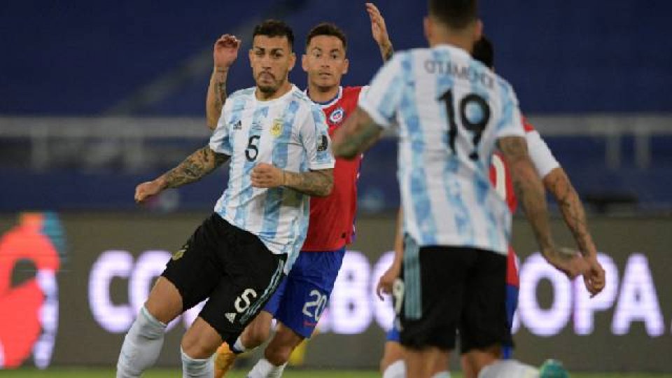 Argentina no pudo sostener la ventaja ante la Roja y apenas se llevó un punto.