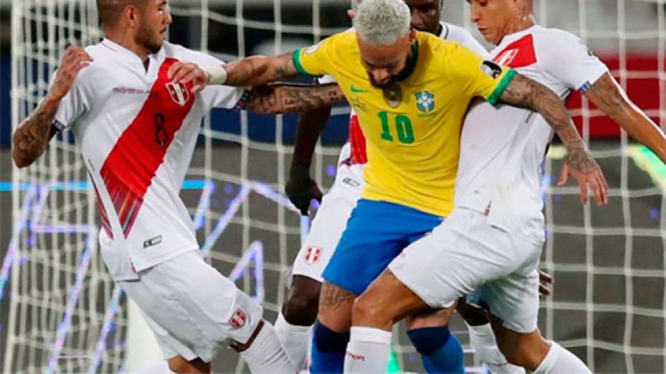 Brasil goleó a Perú y se afirma con puntaje ideal.
