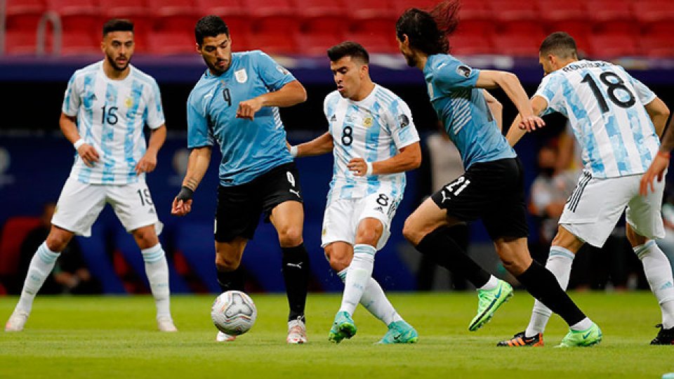 Argentina se subió a la cima tras derrotar a Uruguay.