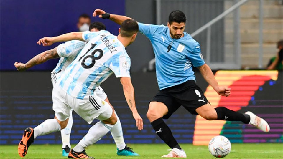 Argentina se subió a la cima tras derrotar a Uruguay.