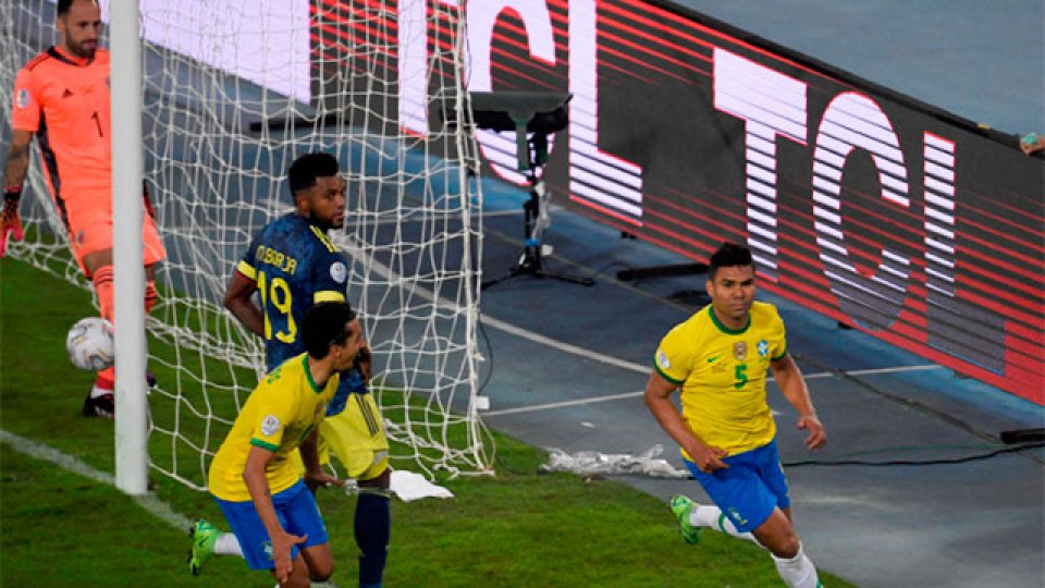 Con polémica, Brasil lo dio vuelta ante Colombia y lo ganó en el descuento.