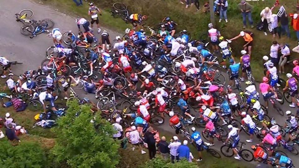 Caída masiva en el Tour de France 2021.