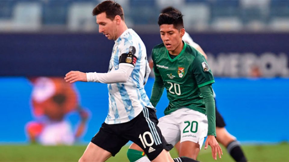 Argentina goleó a Bolivia, clasificó primera y en cuartos enfrentará a Ecuador.