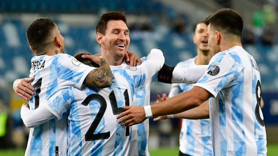 Argentina goleó a Bolivia, clasificó primera y en cuartos enfrentará a Ecuador.