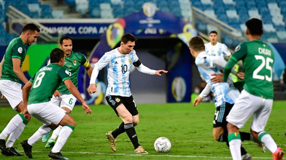 Argentina goleó a Bolivia, clasificó primera y en cuartos enfrentará a Ecuador.