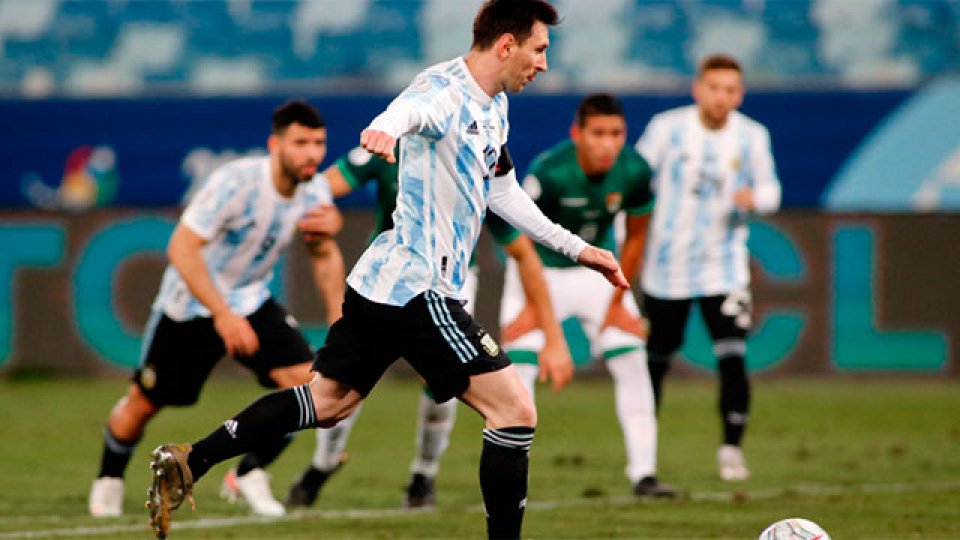 Argentina goleó a Bolivia, clasificó primera y en cuartos enfrentará a Ecuador.