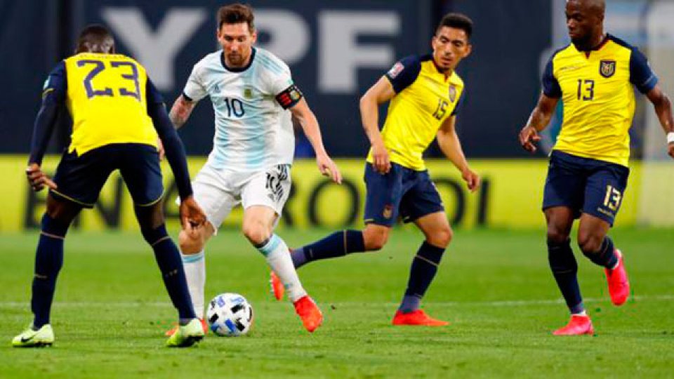 La Selección Argentina se mide ante Ecuador en busca de las semifinales.