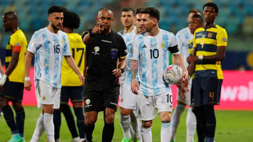 Los audios del VAR de las polémicas en Argentina-Ecuador.