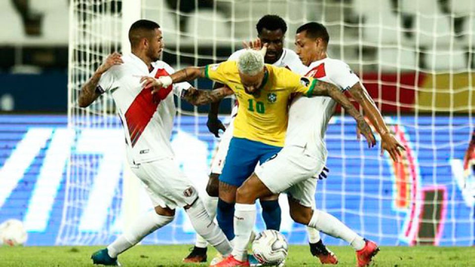 Brasil y Perú definen el primer finalista de la Copa América 2021.