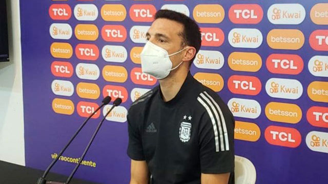 El entrenador brindó una conferencia de prensa al llegar a Brasilia.