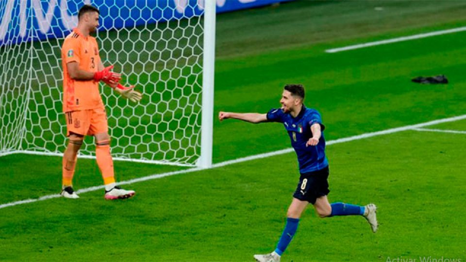 Italia fue más efectivo en la serie de penales y ahora va por el título.