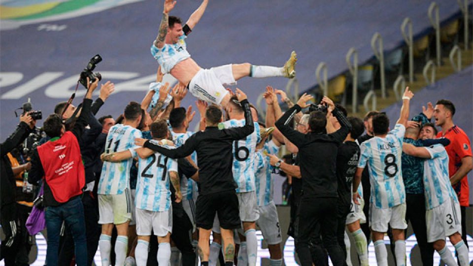 Argentina se consagró y los jugadores festejaron en el Maracaná.