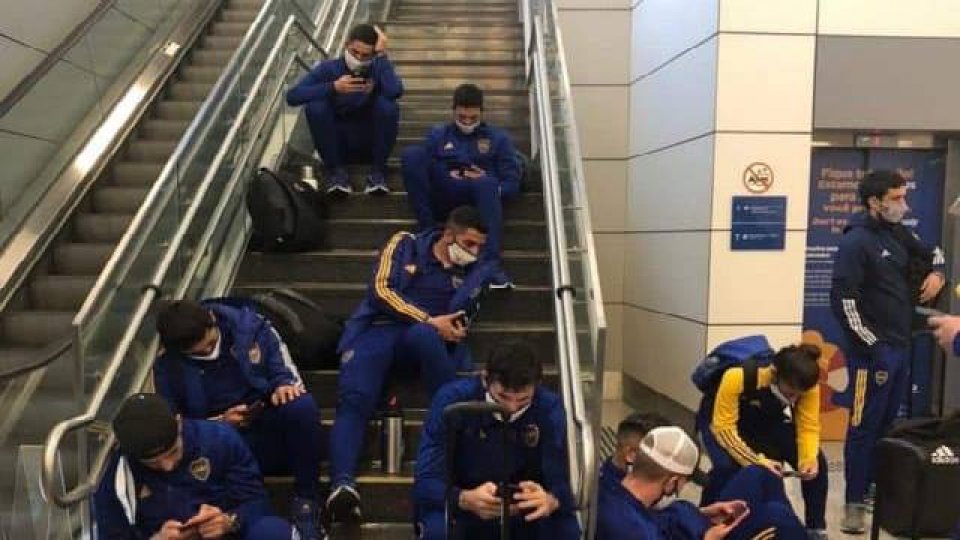 Los jugadores del Xeneize debieron esperar casi dos horas en el aeropuerto.