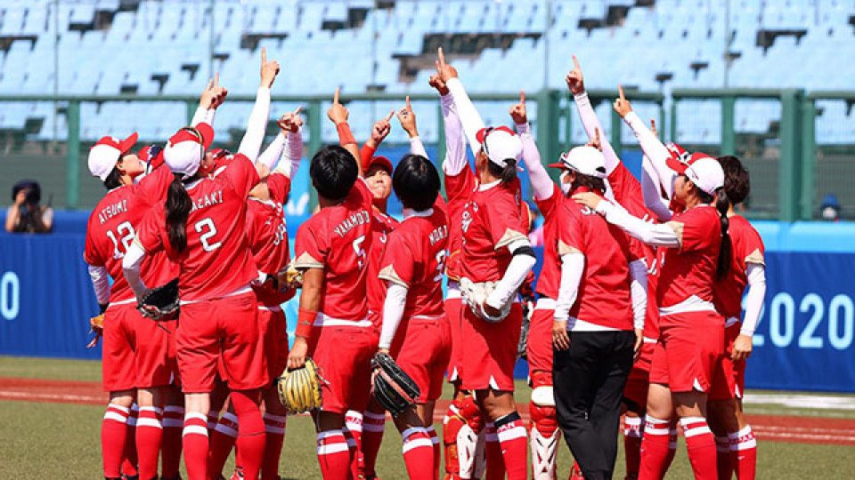 El puntapié oficial lo dieron Japón y Australia en softbol femenino.