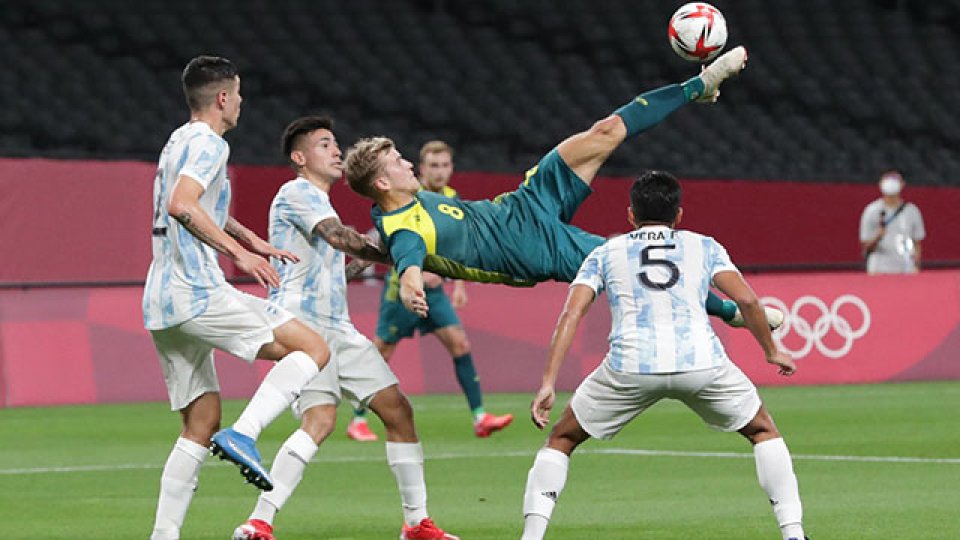 Argentina, con un jugador menos, cayó ante Australia en Saporo.