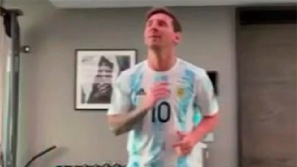 Messi se atrevió a bailar cumbia con los atletas olímpicos argentinos.