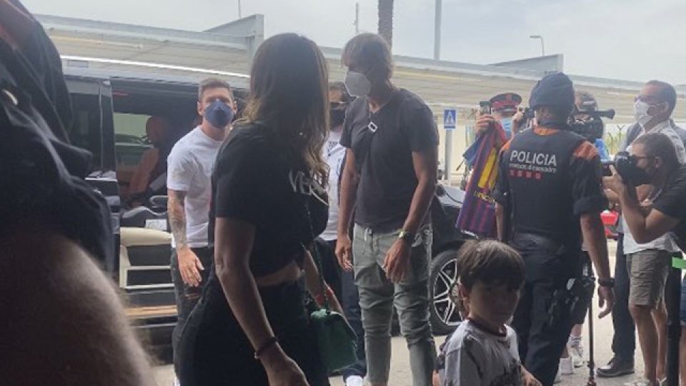 Messi acordó con el PSG y viaja a París.