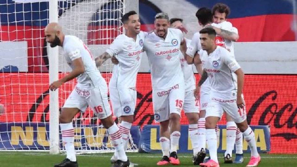 Argentinos Juniors y San Telmo, con público, se enfrentan por cuartos.