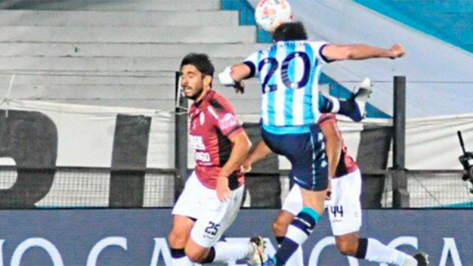 Racing empató y alcanzó a Independiente en la punta.