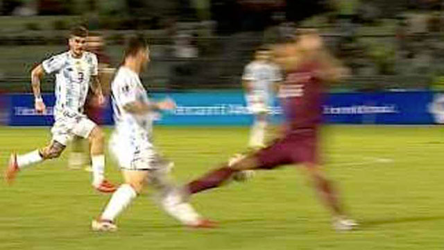 La brutal patada que recibió Lionel Messi al borde de la fractura.