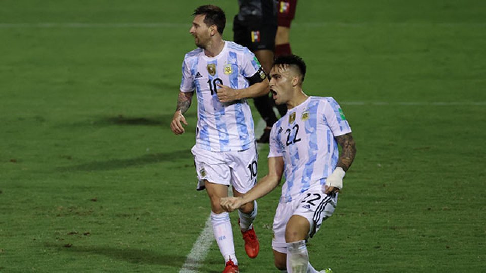 Argentina goleó a Venezuela y se encamina hacia Qatar 2022.