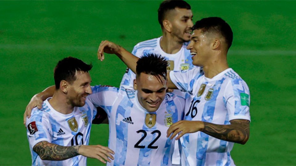 Argentina goleó a Venezuela y se encamina hacia Qatar 2022.