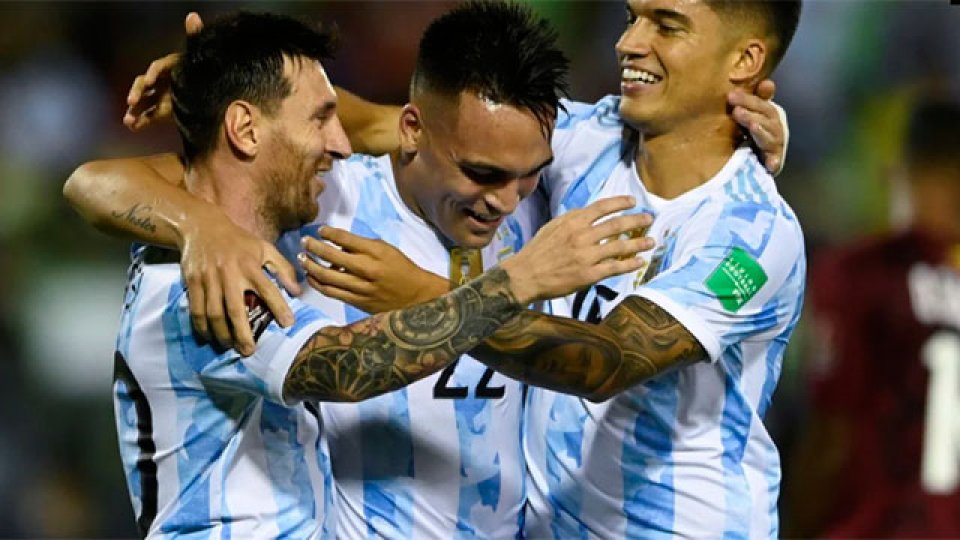 Argentina goleó a Venezuela y se encamina hacia Qatar 2022.