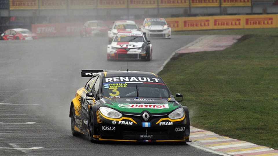El binomio Leonel Pernía/Antonino García (Renault Fluence) se adjudicó la pole.