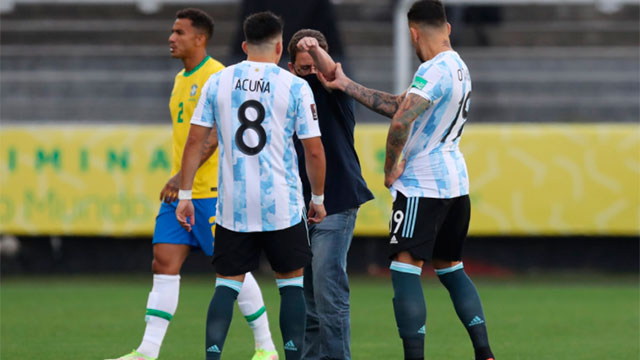 Argentina- Brasil: Los funcionarios invadieron el campo de juego.