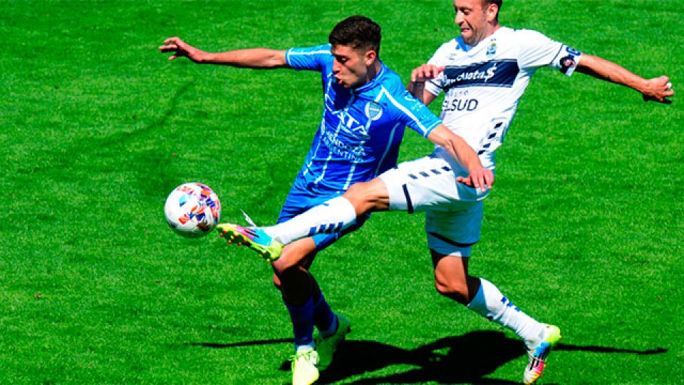 Godoy Cruz goleó a Gimansia en el duelo de entrenadores debutantes.