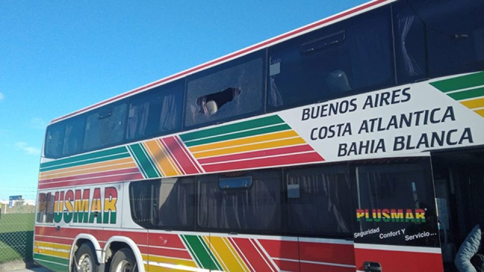 Hinchas de Aldosivi apedrearon el micro de sus futbolistas. Hinchas de Aldosivi apedrearon el micro de sus futbolistas.