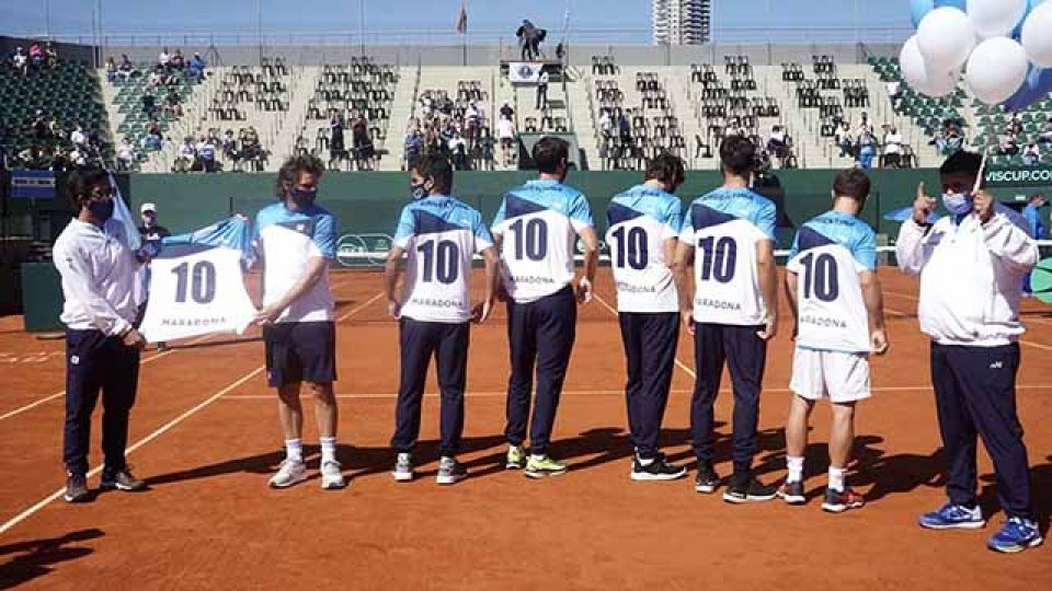 El emotivo homenaje del equipo argentino a Maradona.