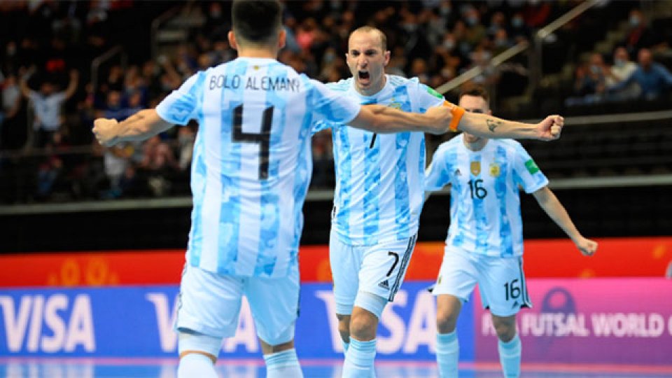 Argentina venció por penales a Rusia y jugará con Brasil en semifinales.