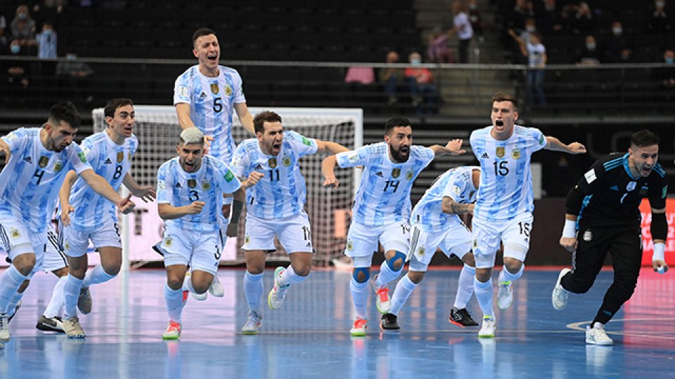 El seleccionado argentino de futsal enfrenta a Brasil.