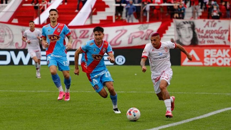 Huracán derrotó a Arsenal en la vuelta del público.