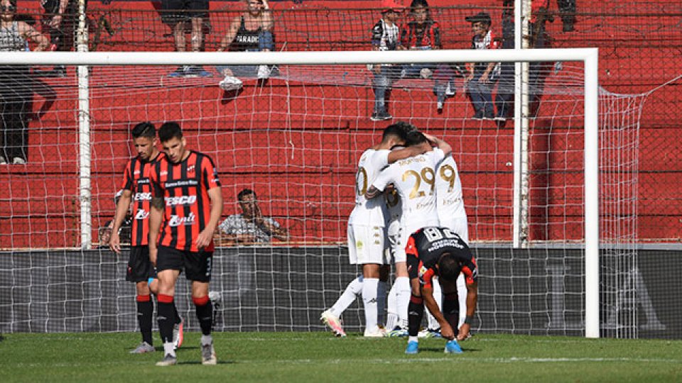 Patronato perdió 2 a 1 frente Racing en el Presbítero Bartolomé Grella.