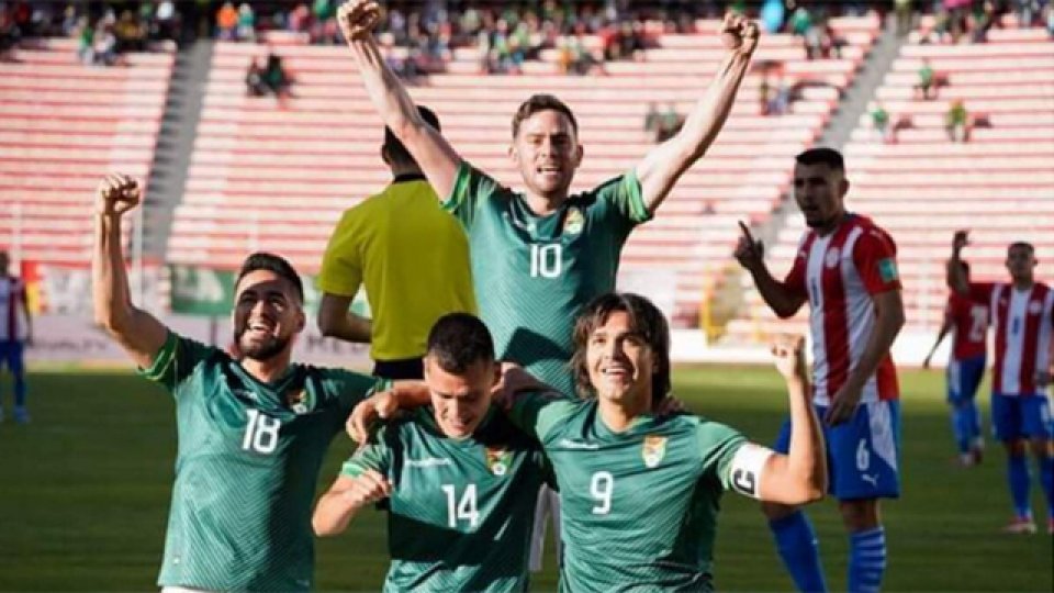 Bolivia goleó a Paraguay en La Paz y sueña con el repechaje.