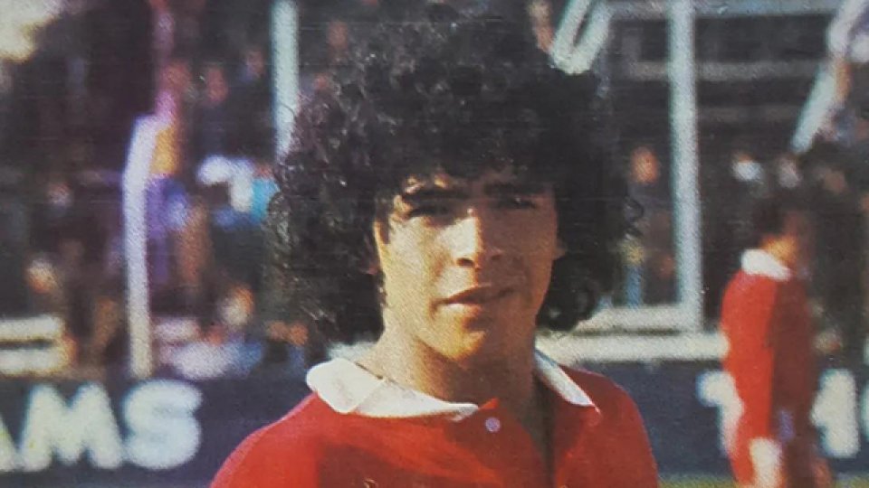 A 45 años del debut de Maradona como futbolista.