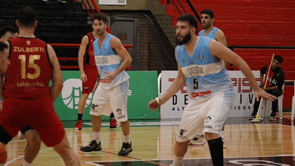 El elenco paranaense va por el triunfo en Santiago.