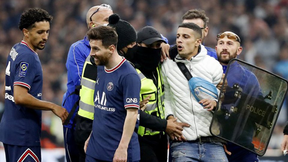Un intruso invadió y cortó el ataque de Messi en Marsella vs PSG.