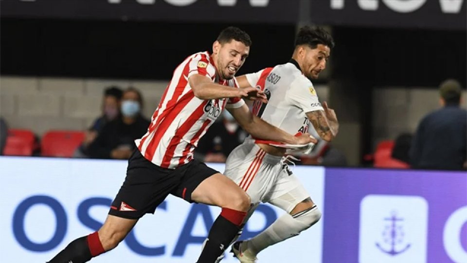 River empató frente a Estudiantes y se achicó la diferencia con Talleres.