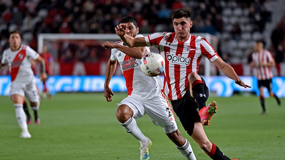 River empató frente a Estudiantes y se achicó la diferencia con Talleres.