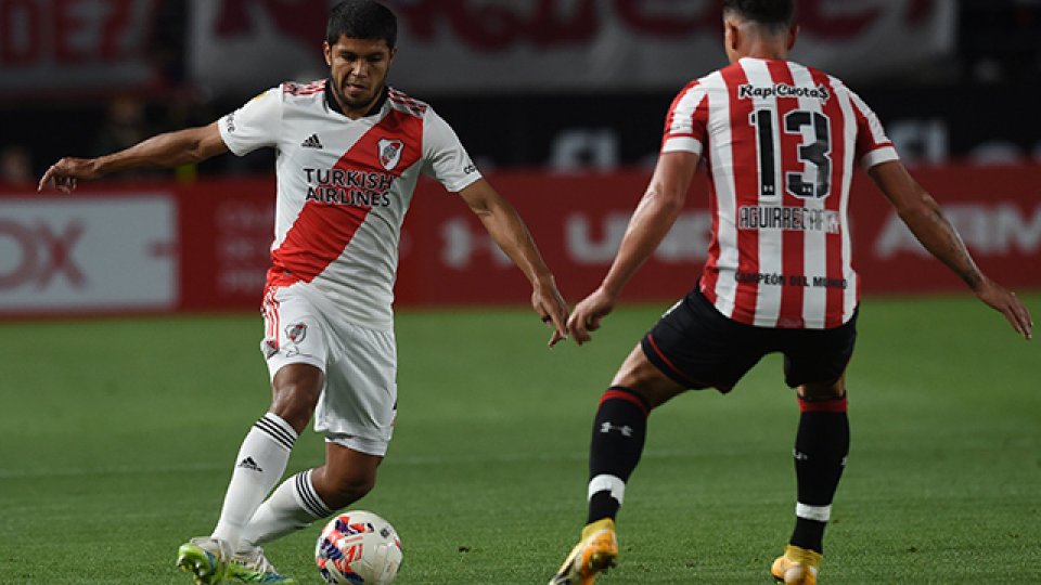 River empató frente a Estudiantes y se achicó la diferencia con Talleres.