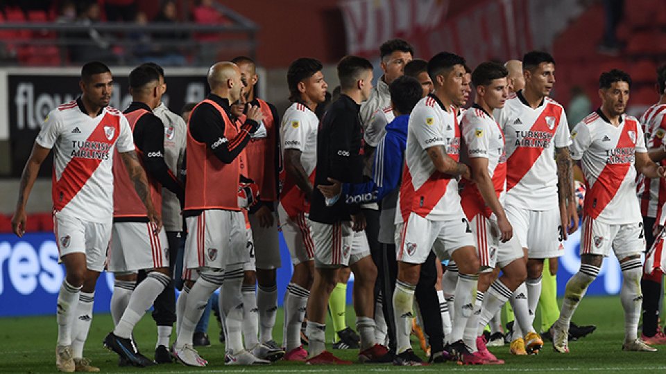 River empató frente a Estudiantes y se achicó la diferencia con Talleres.