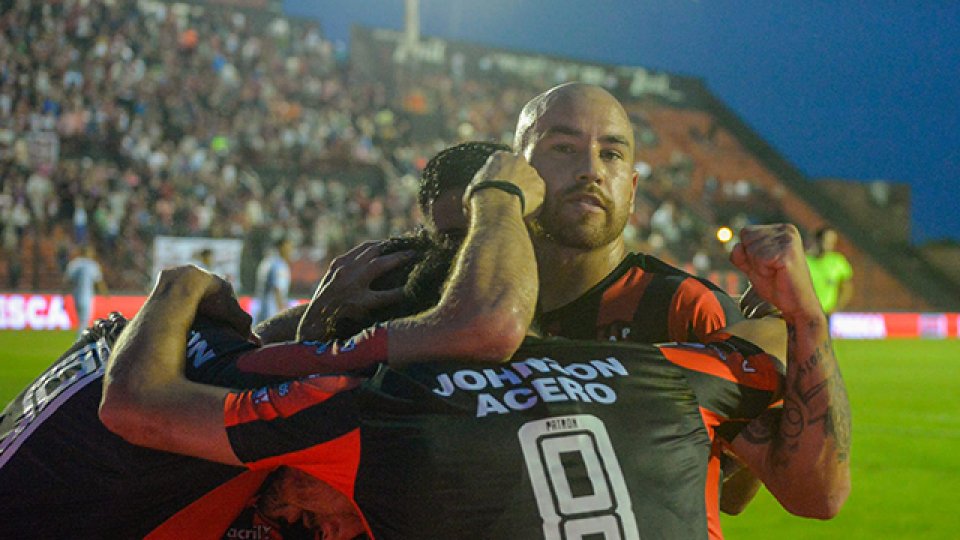 El equipo paranaense volvió al triunfo en el Grella.