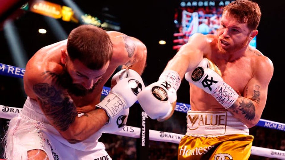 Saúl Canelo Álvarez hizo historia y noqueó a Caleb Plant.