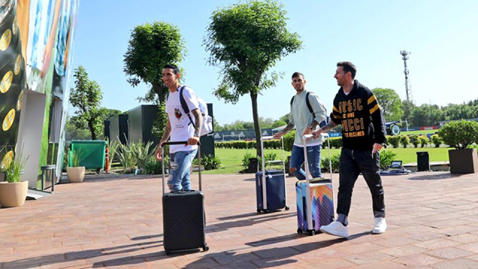 Messi, Di María y Paredes llegaron al país.