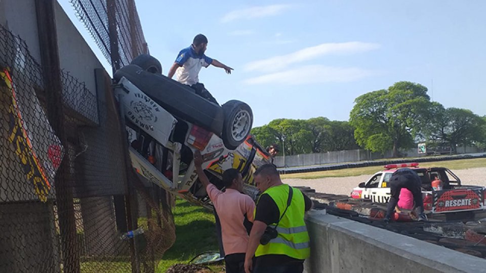 Vuelco en el G&aacute;lvez. (Foto: Gustavo Bordenave)